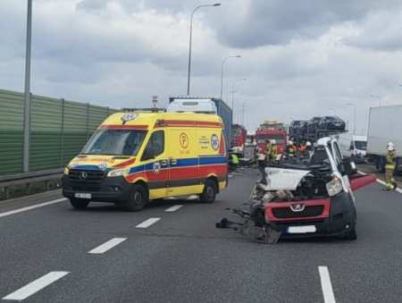 Autolaweta i ciężarówka zderzyły się na S8