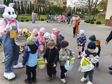 Zajączek odwiedził dzieci